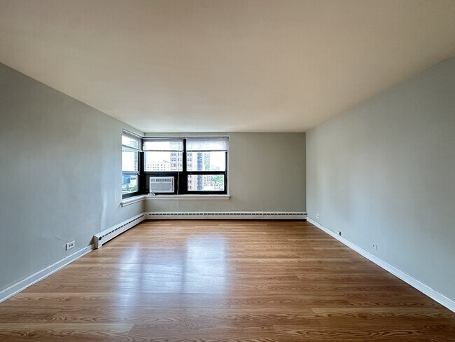 Building Photo - 450 W Wellington Ave