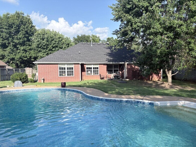 Building Photo - 702 Tunbridge Dr