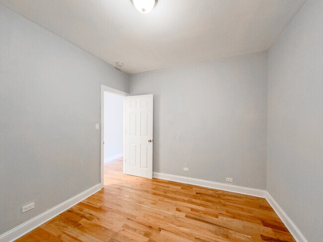 Building Photo - 3725 N Pine Grv