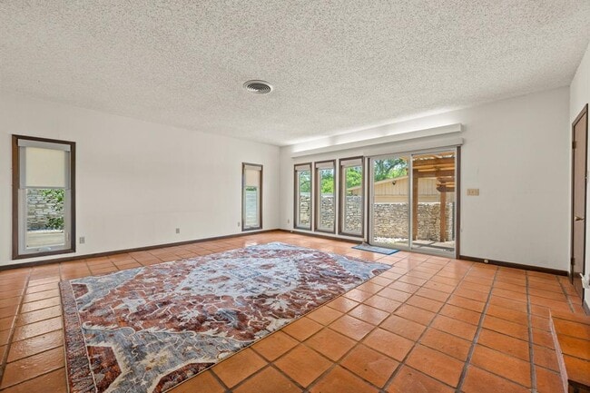 Building Photo - 6501 Mesa Dr
