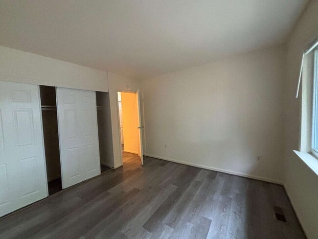 Building Photo - Charming Townhome in Prime Annandale Location