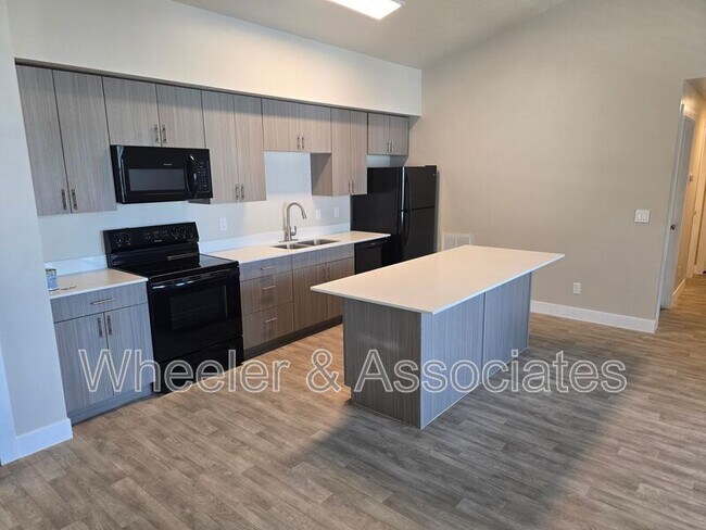 Building Photo - 154 7th St