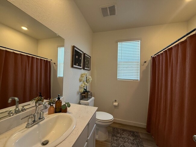 Building Photo - Three bedrooms and two bathrooms in Hanford, CA