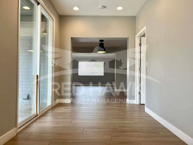 Building Photo - 909 W 17th Pl