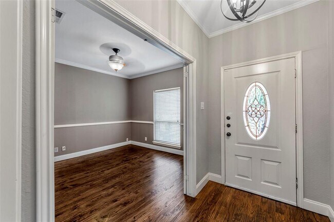 Building Photo - 4636 Versailles Ln