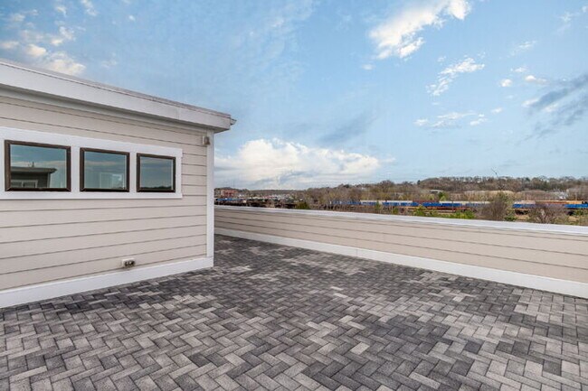 Building Photo - Modern End-Unit Townhome in Rocketts Landing – Prime Richmond Location