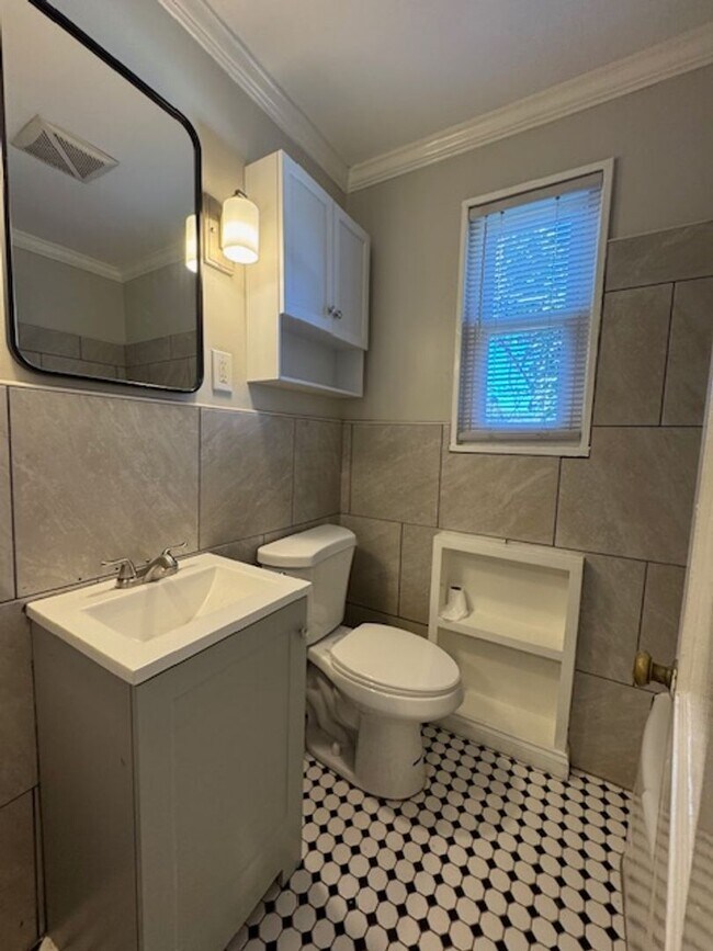 Building Photo - Downtown living at its best!  Remodeled - 2-Story End-Unit is convenient to all that Downtown Gre...