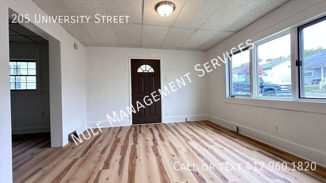 Building Photo - 205 University St