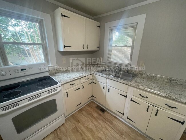 Building Photo - 121 Robbins St