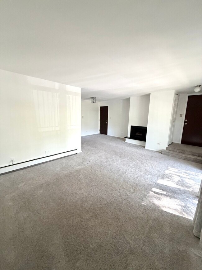 Building Photo - 811 S Dwyer Ave