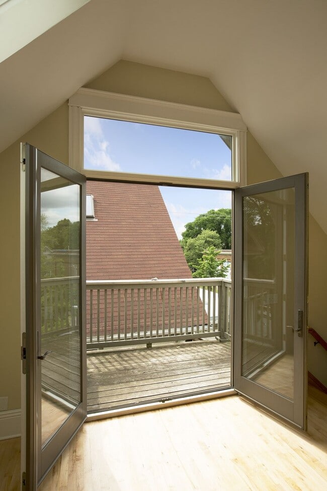 to 3rd fl deck #3 - 3302 Harriet Ave