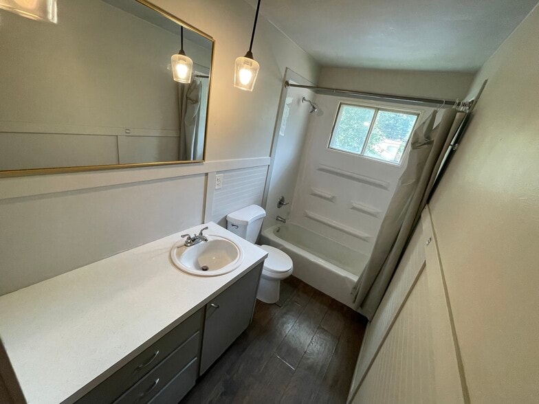 Building Photo - 1310 21st Ave S