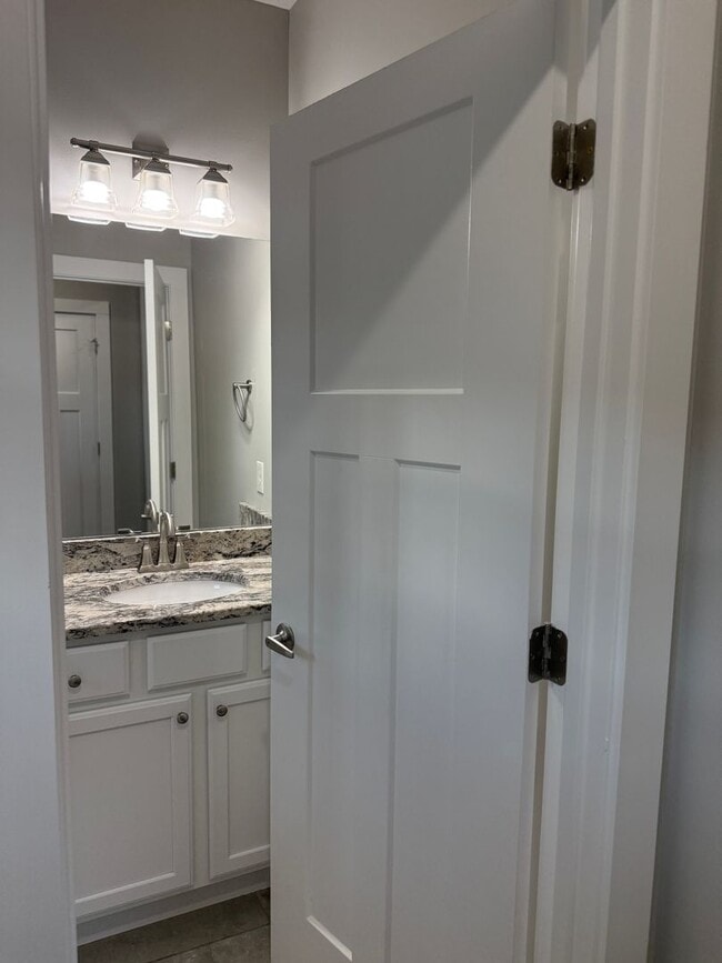 Building Photo - Spacious & Convenient!