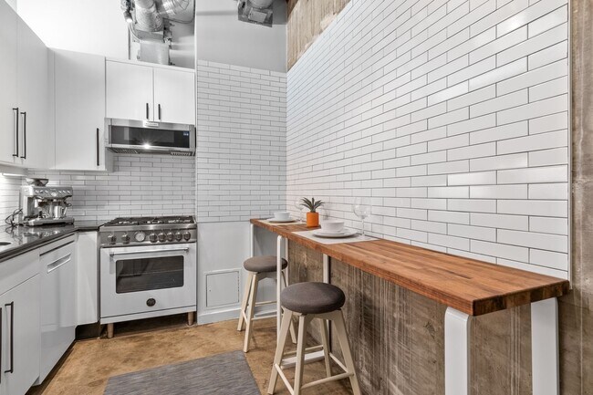 Building Photo - Spacious 2br loft with in-unit laundry and...