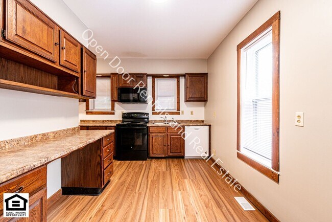 Building Photo - 114 W 2nd St