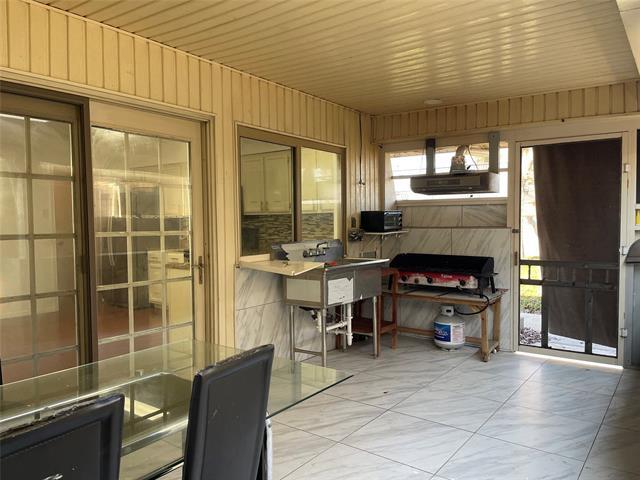 Building Photo - 2409 Stoneleigh Dr