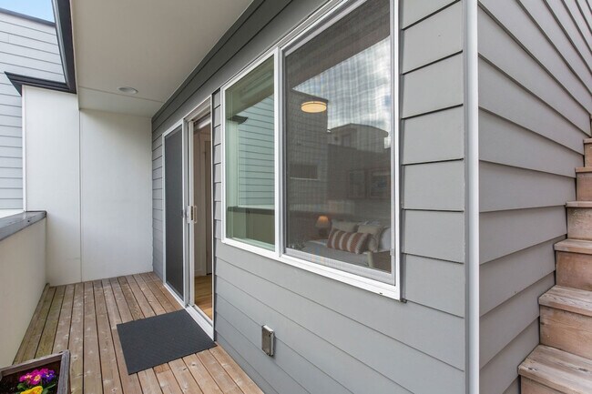 Building Photo - 628 10th Ave E