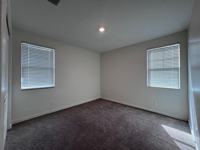 Building Photo - 1152 E Newland Dr