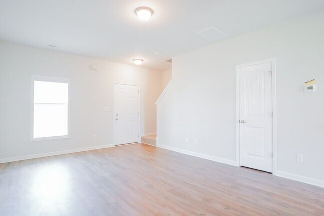 Building Photo - 2 bed/2 bath Townhome- Close to Downtown C...