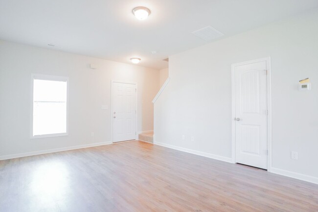 Building Photo - *MOVE IN SPECIAL* $500 OFF FIRST FULL MONT...