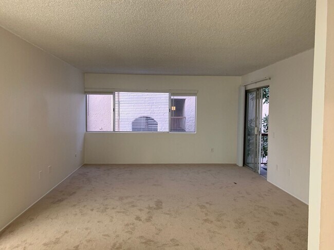 Building Photo - 2 bedroom and 2 bathroom condo in Mission Valley