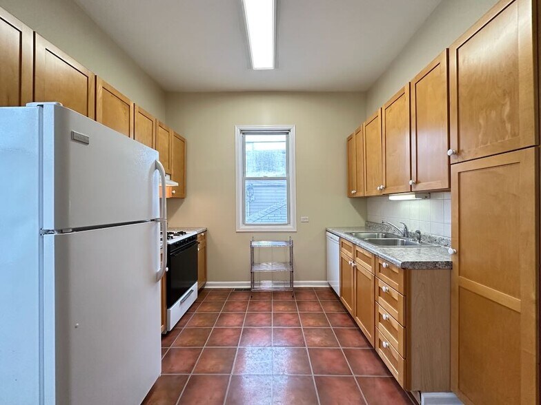 Primary Photo - 1829 W Melrose St