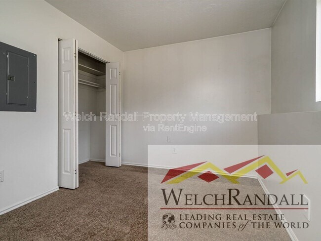 Building Photo - 832 4200 S