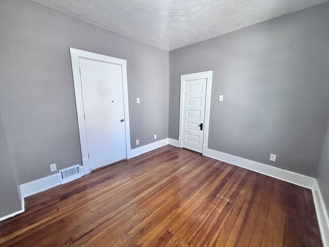 Building Photo - Spacious 3 Bed Home with Enclosed Porch & Detached Garage