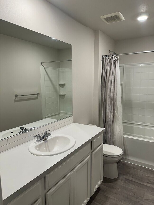 Building Photo - Pet friendly 4 bedroom 2.5 bath house!