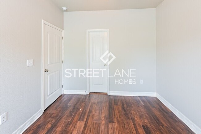 Building Photo - Beautiful Open Concept 2 Bedroom