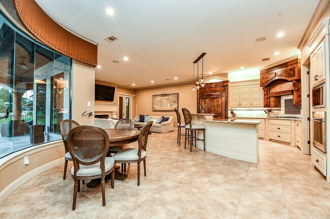 Building Photo - 12316 Oak Bend Cir