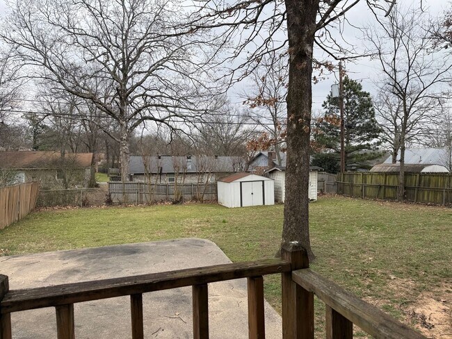 Building Photo - 8606 Holiday Dr