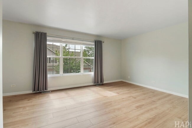 Building Photo - 533 N Red Deer Rd