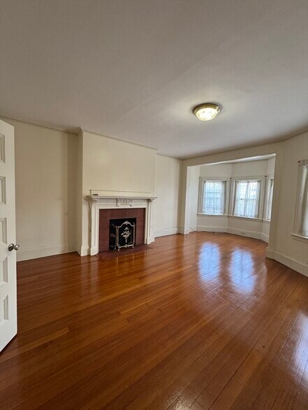 Building Photo - 909 Beacon St