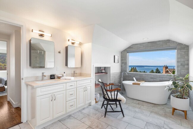 Building Photo - 9024 40th Ave SW