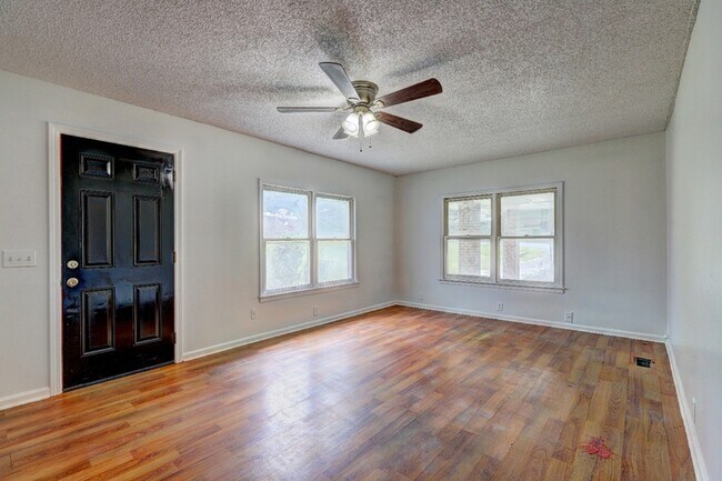 Building Photo - 3266 Betty Pl