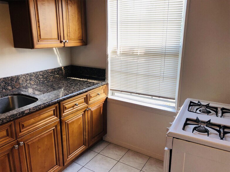 Building Photo - 410 S Sierra Madre Blvd