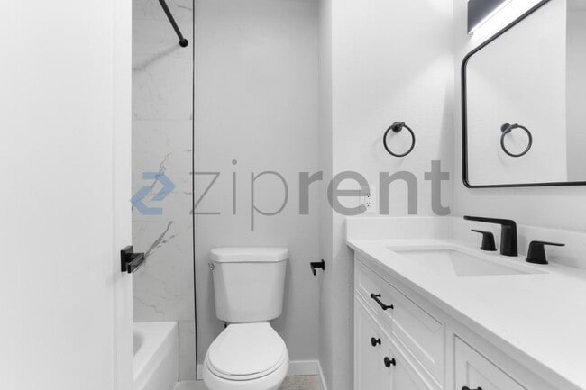Building Photo - Unit B7