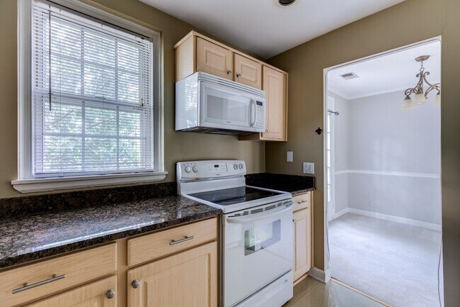 Building Photo - Gorgeous End Unit 2 Bedroom 2 Bath Near Sh...