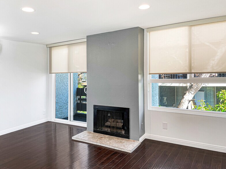 Building Photo - 960 N San Vicente Blvd