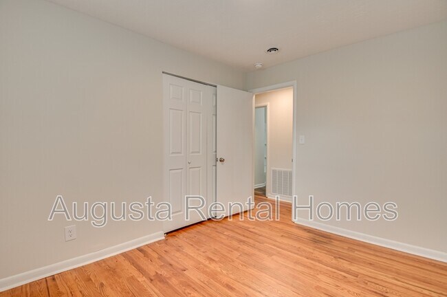 Building Photo - 1406 Ridgewood Dr
