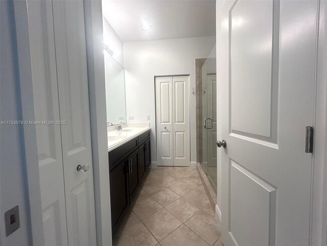 Building Photo - 8280 Cascada Isles Dr