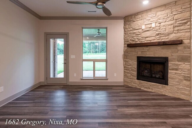 Building Photo - 1682 N Gregory Dr
