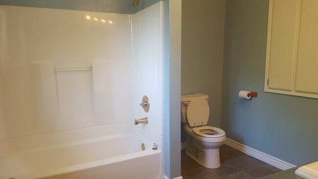 Building Photo - Raleigh Hills Beauty! XL Yard & Attached Garage! Dogs OK!