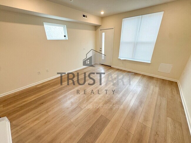 Building Photo - 1327 S 27th St