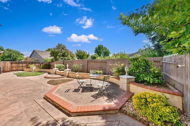 Building Photo - 9952 Spring View Way