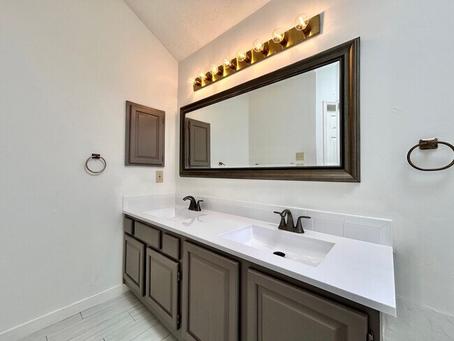 Building Photo - Spacious 4/BR 3.5/BA Two-Story Home with P...