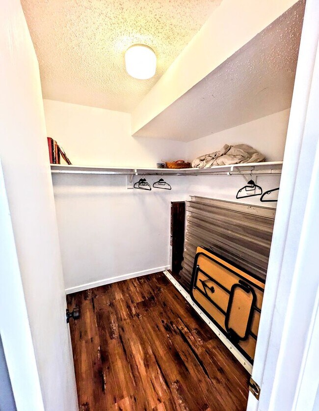 Building Photo - Seasonal, short or annual turnkey furnishe...