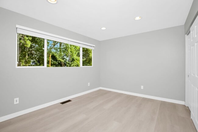 Building Photo - 17145 NE 5th Pl