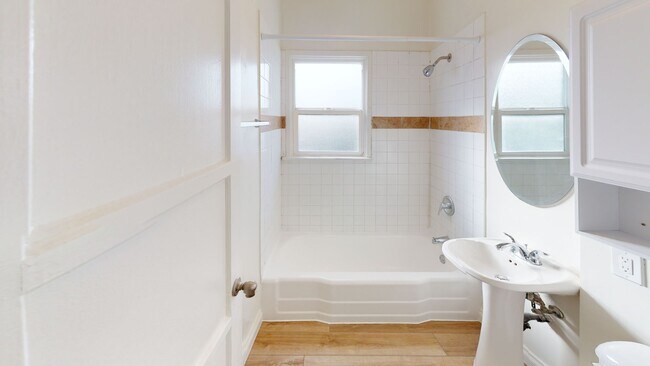 Building Photo - Adams apartments...Newly Remodeled 2 Bedroom Apartment! CALL NOW!